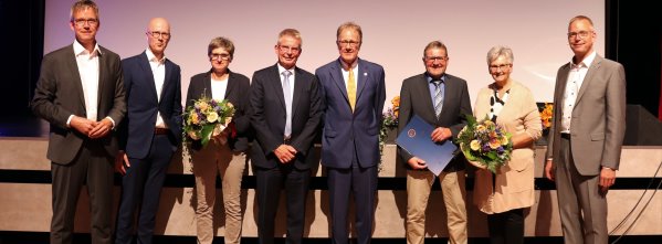 Christian Berken wurde für sein über 30 Jahre langes Wirken im Aufsichtsrat der Volksbank Bigge-Lenne geehrt. Christian Berken wurde für sein über 30 Jahre langes Wirken im Aufsichtsrat der Volksbank Bigge-Lenne geehrt.