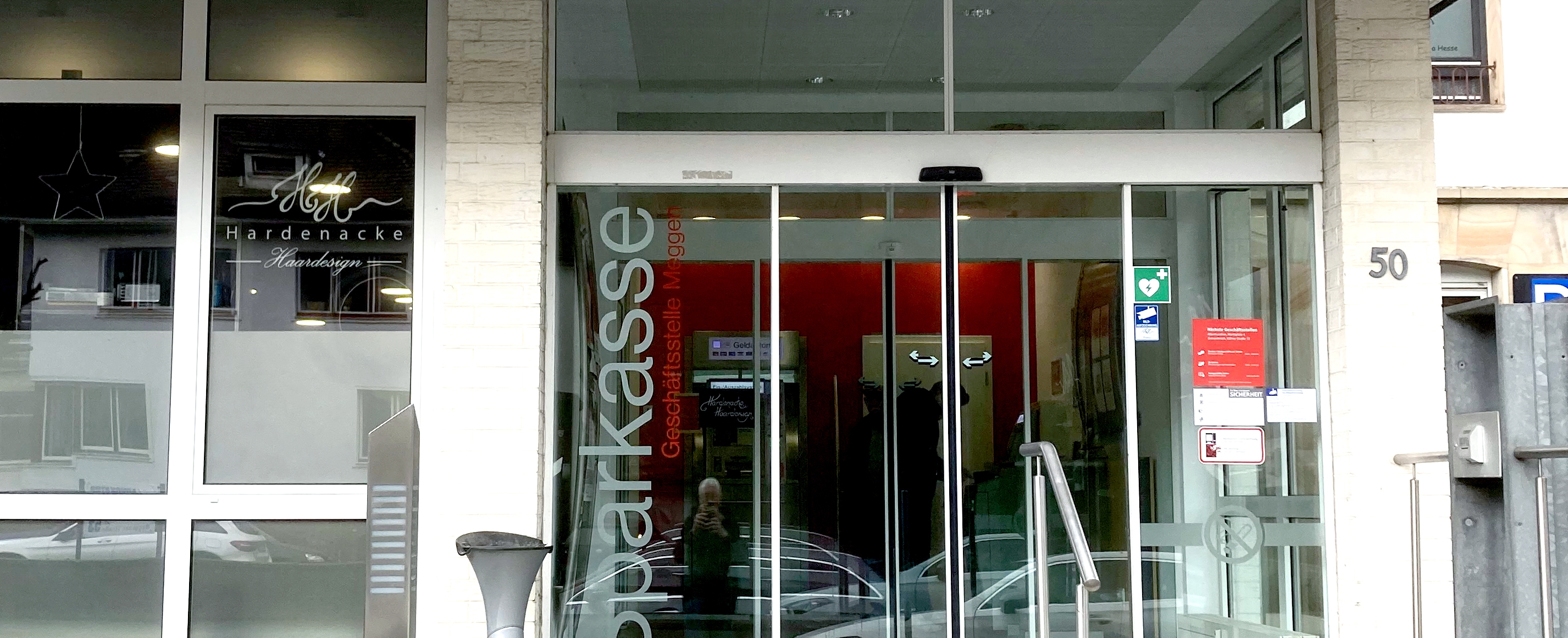 Sparkasse und Volksbank mit einem gemeinsamen Geldautomaten in Meggen Sparkasse und Volksbank mit einem gemeinsamen Geldautomaten in Meggen